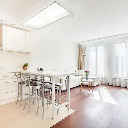 Central Apartment In Gedimino Av By Urban Rent Vilnius Exterior photo
